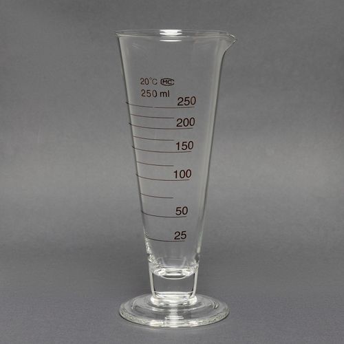 CALICE DE VIDRO GRADUADO COM BICO - 250ML