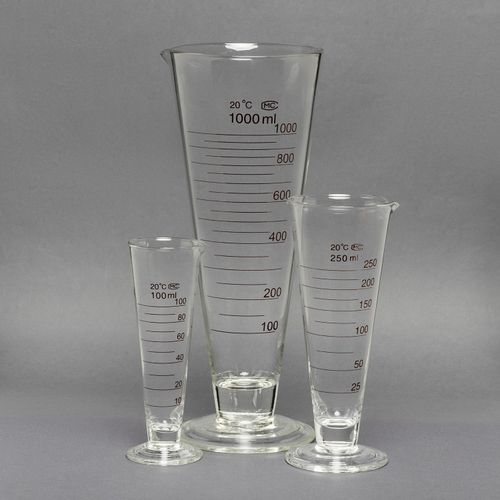 CALICE DE VIDRO GRADUADO COM BICO - 250ML